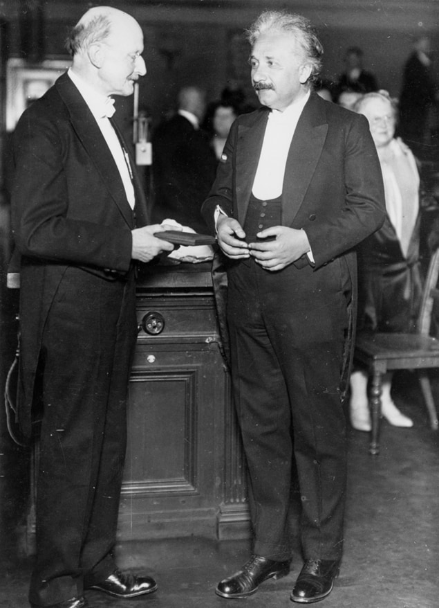 Foto de Einstein (direita) recebendo a medalha Planck do próprio Planck em Julho de 1929
