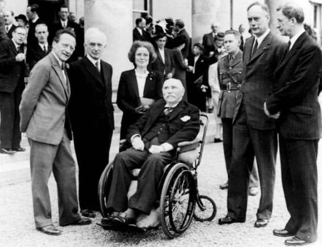 Photo of Schrödinger with Max Born, Kathleen Lonsdale, Paul Peter Ewald, Irish President Douglas Hyde and Irish Prime Minister Éamon de Valera