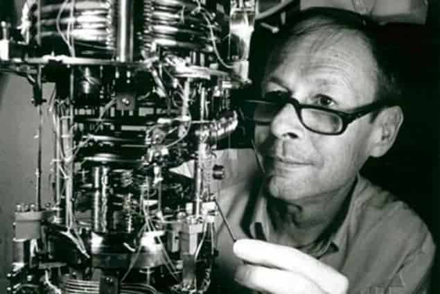 Robert Richardson in his lab in 1989