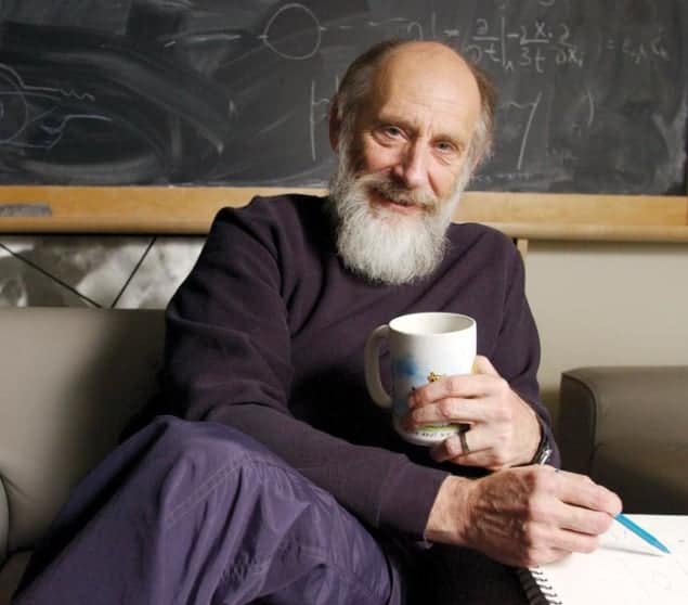 Leonard Susskind in front of a blackboard