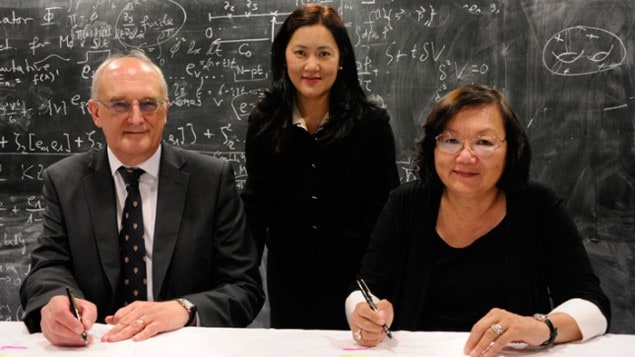 Photograph of Cambridge vice-chancellor and Sally Wong-Avery signing a memorandum of understanding regarding the Stephen W Hawking Professorship