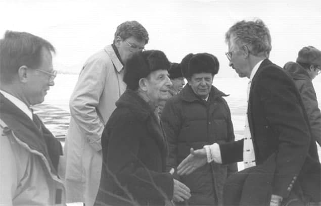 Photo of an elderly Yulii Khariton reaching out to shake the hand of an American colleague, Siegfried Hecker, in 1992