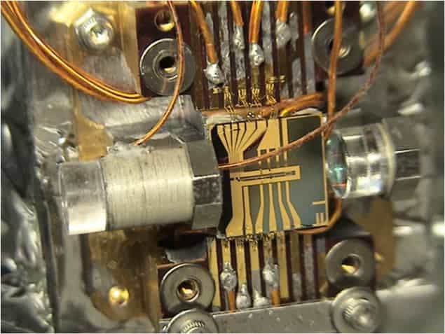 Photograph of the device used to entangle nearly 3000 atoms
