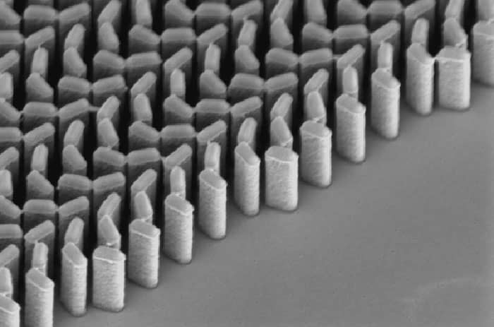 Electron microscope image of the flat lens for immersion microscopy