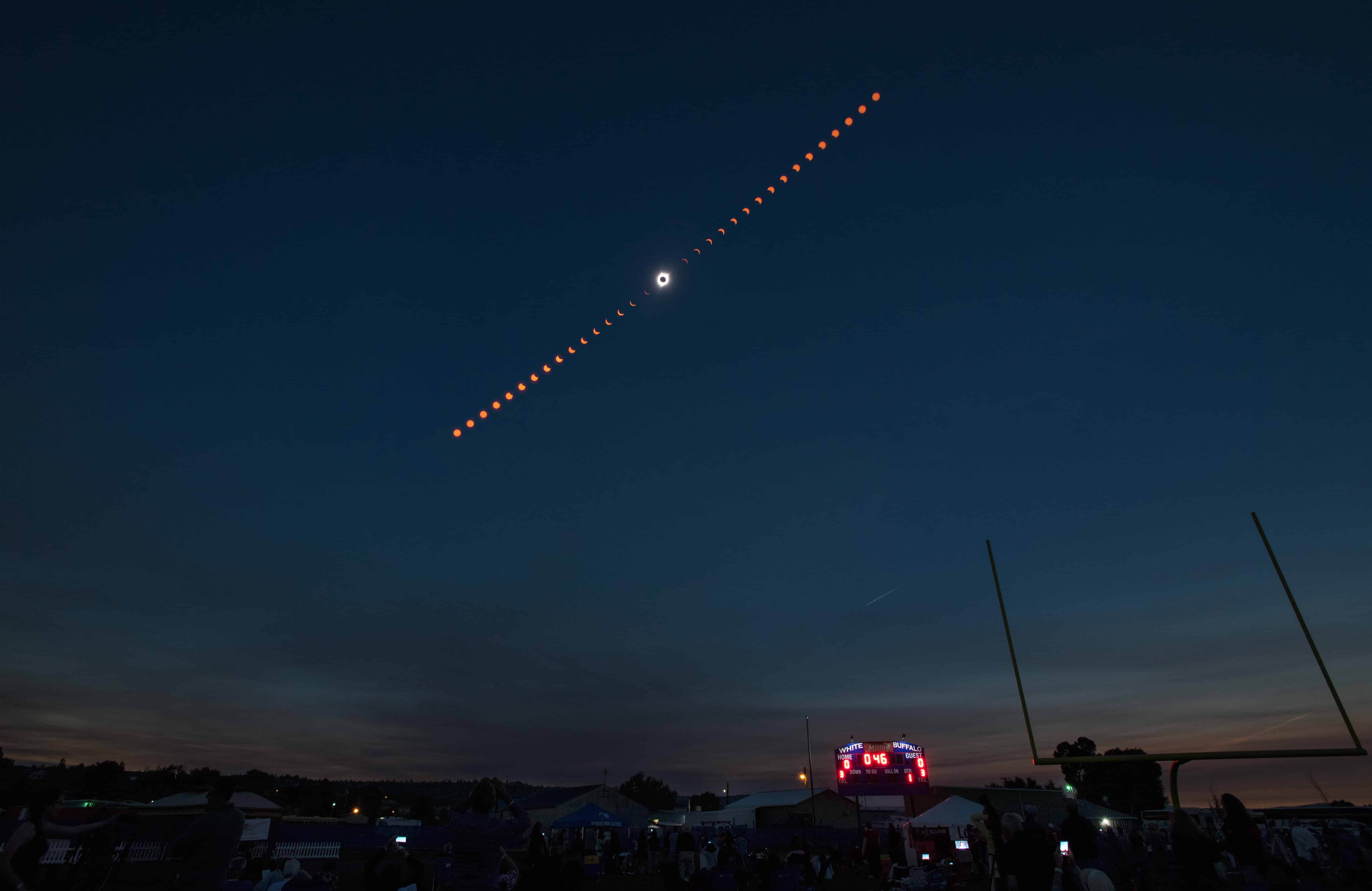 Красные спутники. Solar Eclipse 2017. Великое американское солнечное затмение. Америка солнечное затмение 2017. Полоса на небе ночью.