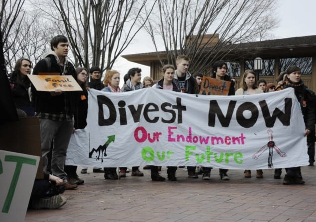 Photo of fossil fuel divestment studen protest at Tufts University. Courtesy: By James Ennis [CC BY 2.0 (https://creativecommons.org/licenses/by/2.0)], via Wikimedia Commons