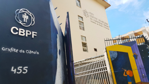 Grafite da Ciência-Vista parcial da entrada lateral do CBPF com elementos do mural-Crédito NCS-CBPF