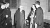 Niels Bohr (links), Hugh Everett III (Mitte) und David Harrison in Princeton