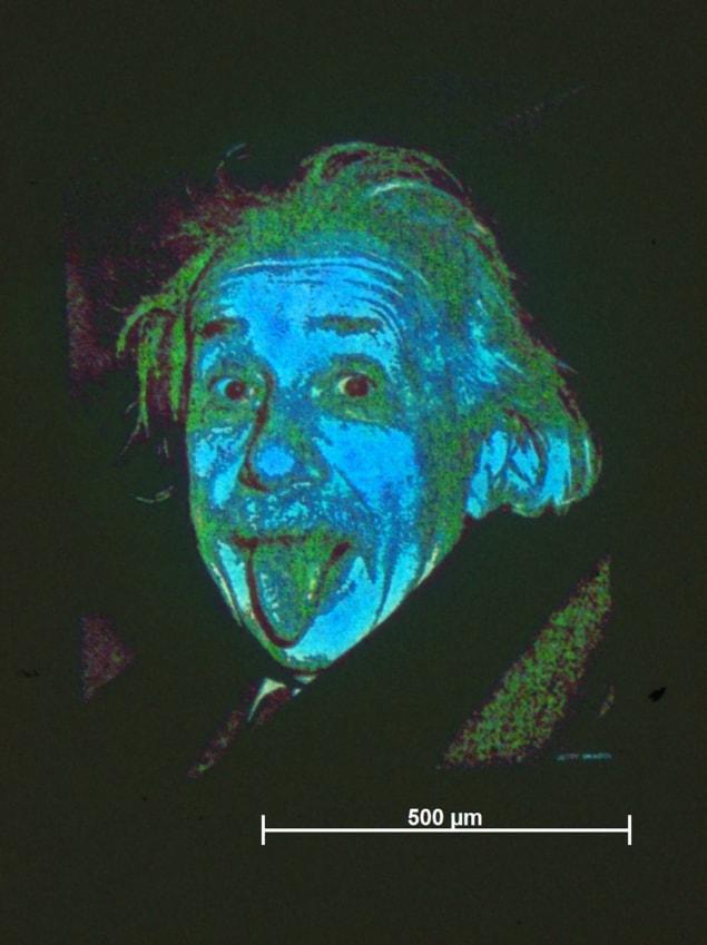 Einstein-structural colour