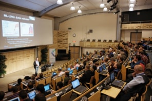 Federico Carminia在CERN openlab主办的量子计算研讨会上向观众发表演讲。