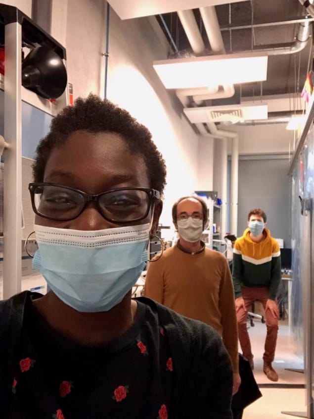 Photo of Tiphaine Kouadou, Nicolas Treps and Thibault Michel, wearing masks and separated by ~2m, in a corridor at the LKB