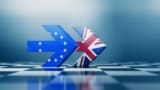 Dua Panah Bertekstur Bendera Inggris dan Uni Eropa Menunjuk Arah Yang Sama Di Atas Papan Catur Hitam Putih