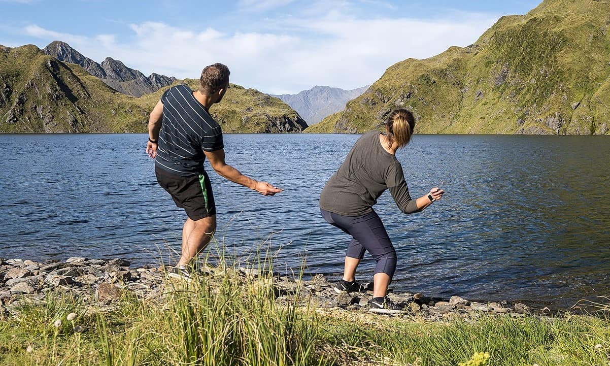 Image: How to keep a skipping stone on a steady path across water