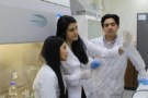 Photo of Carolina Parra in the laboratory with two colleagues