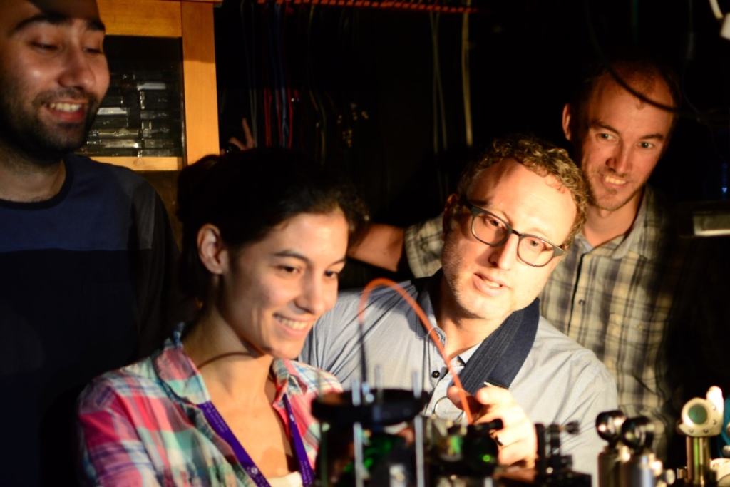 Quantum entanglement doubles microscope resolution – Physics World