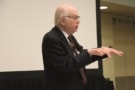 Photo of Steven Weinberg at the 2016 March meeting of the American Physical Society in Boston, US