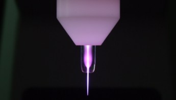 Helium microplasma jet device