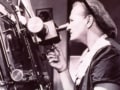 Cecilia Payne-Gaposchkin menggunakan peralatan astronomi