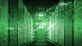 ซูเปอร์คอมพิวเตอร์สีเขียวที่มีการซ้อนทับรหัสไบนารีนามธรรม