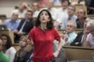 Fabiola Gianotti, então porta-voz do experimento ATLAS, apresentando resultados em seminário em 2012