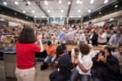 L'auditorium del CERN il 4 luglio 2012, pieno di scienziati che applaudono all'annuncio del bosone di Higgs