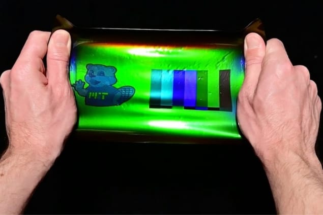 Colour changing stretchable film