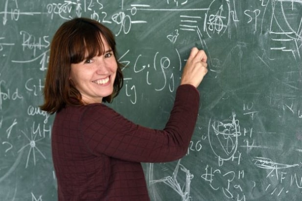 Photo of Maia Vergniory drawing on a chalkboard