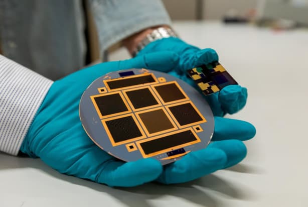 Silicon and perovskite “tandem” solar cell
