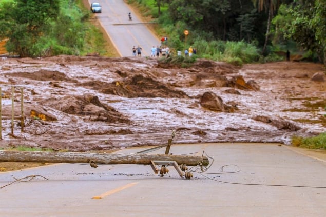 Toxic slurry following dam collapse in Brazil