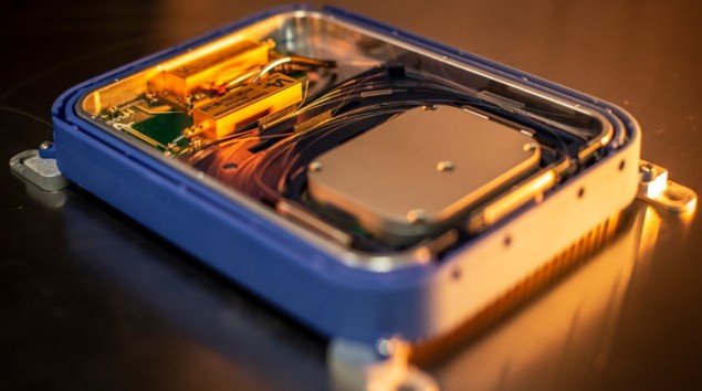 Photo of a frequency comb in a rectangular box