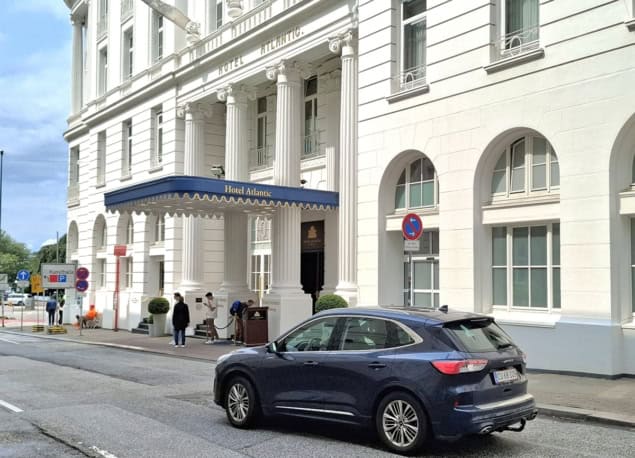 Photo of car arriving at Hotel Atlantic
