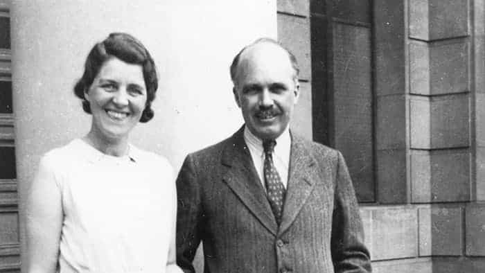 Black-and-white photo of Sir Lawrence Bragg and his wife Lady Alice Bragg