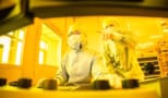 Dongqing Lin and Magnus Jonsson in the laboratory