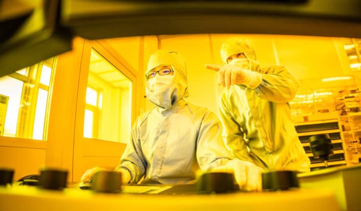 Dongqing Lin and Magnus Jonsson in the laboratory