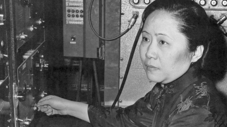 Black and white photo of Chinese-American physicist Chien-Shiung Wu working in a laboratory