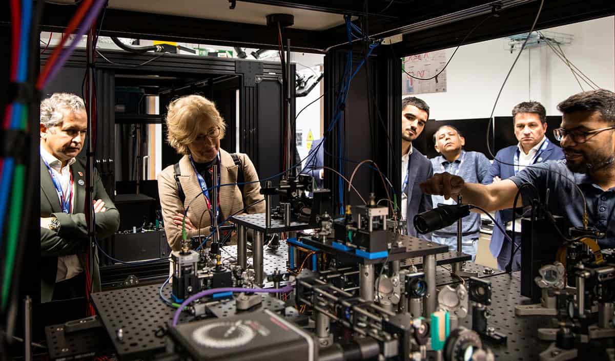 Julia Sutcliffe (second from the left), Chief Scientific Advisor for the UK's Department for Business and Trade, visits the NQCC's experimental facilities on the Harwell Cluster (Courtesy: NQCC)