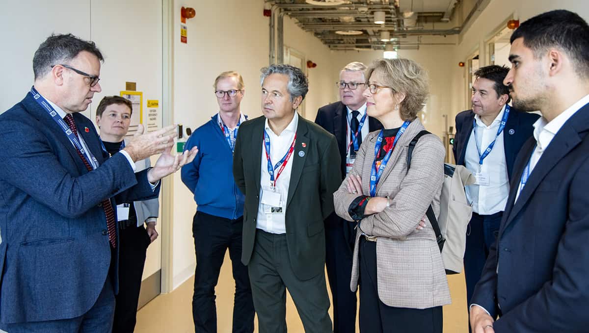 Michael Cuthbert (left), Director of the NQCC, takes Sutcliffe and other visitors on a tour of the national lab (Courtesy: NQCC)