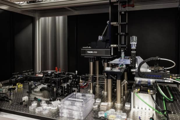An optical bench with some equipment on it