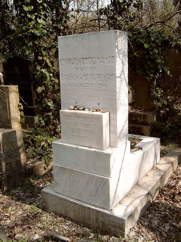 Photo of Paul Erdős' grave. It's made of white marble and consists of stacked rectangular solids. The largest rectangular solid contains the name, birth and death date of his father Lajos (1879-1942). A smaller rectangle below refers to his mother and gives her birth and death dates (1880-1970), followed by the name Erdős Pál and the dates 1913-1996.