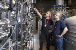 PSI researchers Bernhard Lauss (left) and Géza Zsigmond