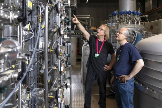 PSI researchers Bernhard Lauss (left) and Géza Zsigmond